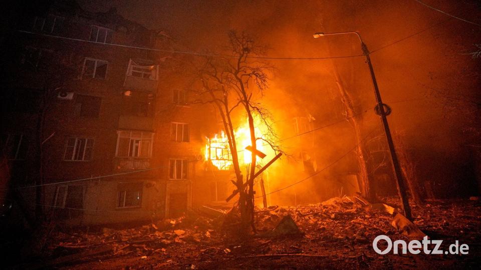 Ein Wohnhaus in Krywyj Rih brennt nach einem russischen Angriff. Bild: Mykola Myrnyi/AP/dpa