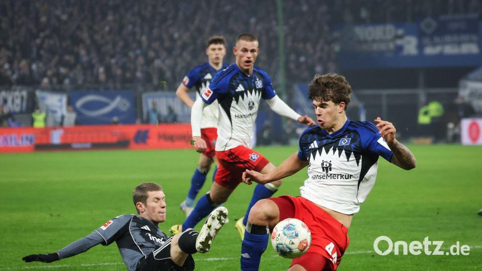 Luka Vuskovic (Hamburger SV, r) und Elias Baum (Eintracht Frankfurt) kämpfen um den Ball. Bild: Christian Charisius/dpa