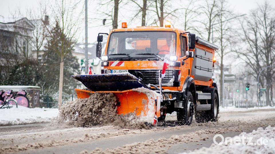 Die Winterdienste waren etwa in Niedersachsen im Dauereinsatz. Bild: Hauke-Christian Dittrich/dpa