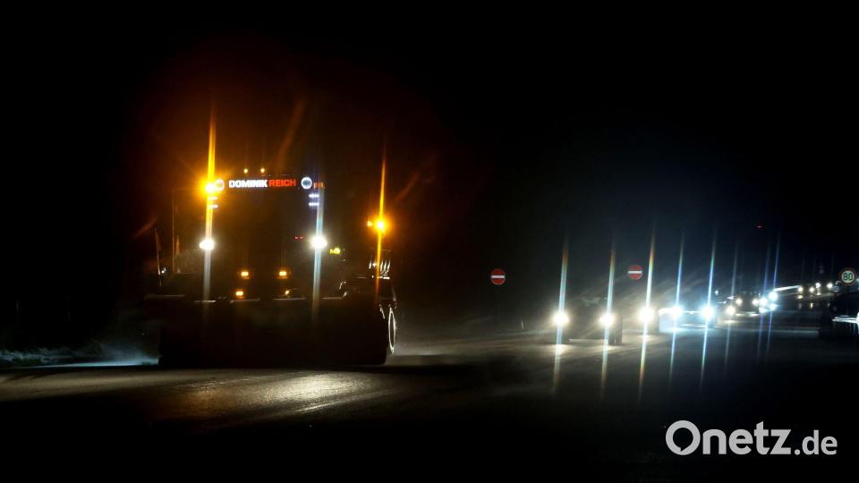 Auch in der Nacht wurde auf zahlreichen Straßen Schnee geräumt. Bild: Karl-Josef Hildenbrand/dpa