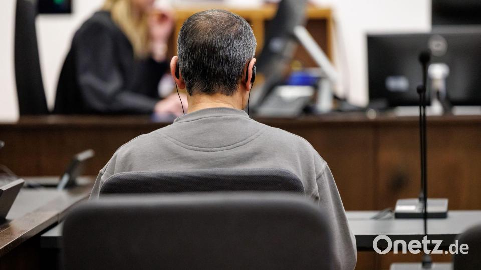 Der Angeklagte soll seinen Cousin mit einem Stich ins Herz getötet haben. Bild: Daniel Karmann/dpa