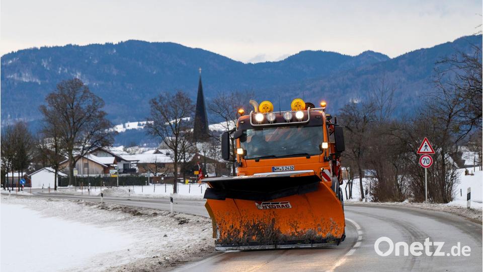 Schneeräumfahrzeuge räumten vielerorts die Straßen frei Bild: Peter Kneffel/dpa