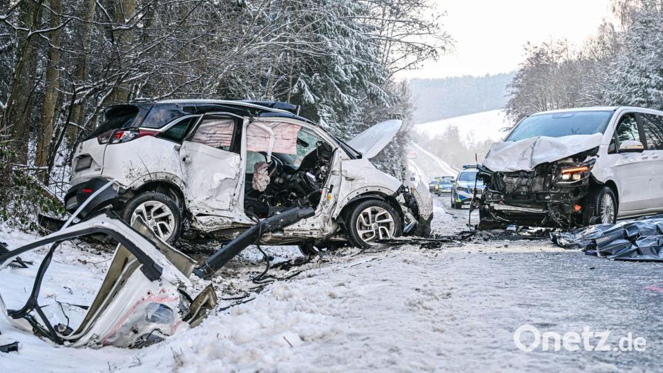 Bei einem Frontalzusammenstoß zweier Autos im bayerischen Landkreis Dingolfing-Landau sind zwei Menschen ums Leben gekommen. Bild: Jason Tschepljakow/dpa