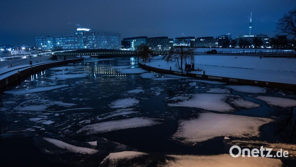 Auf der Spree in BErlin schwimmen verschneite Eisschollen. Bild: Christophe Gateau/dpa