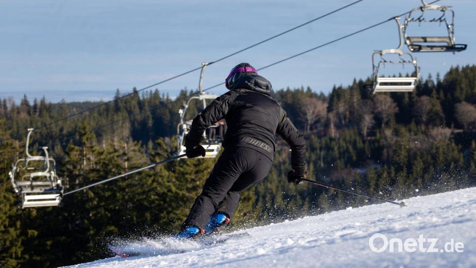 Skivergnügen in Thüringen - am Samstag sind dort wieder alle Skigebiete geöffnet. Bild: Michael Reichel/dpa