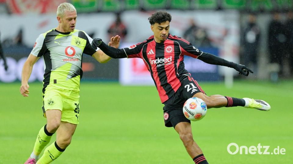 Frankfurts Brown und BVB-Profi Ryerson duellieren sich auf dem Flügel. Bild: Uwe Anspach/dpa