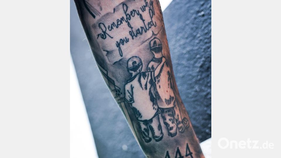 Luka Vuskovic und die dem Bruder gewidmete Tätowierung auf dem Unterarm. Bild: Christian Charisius/dpa