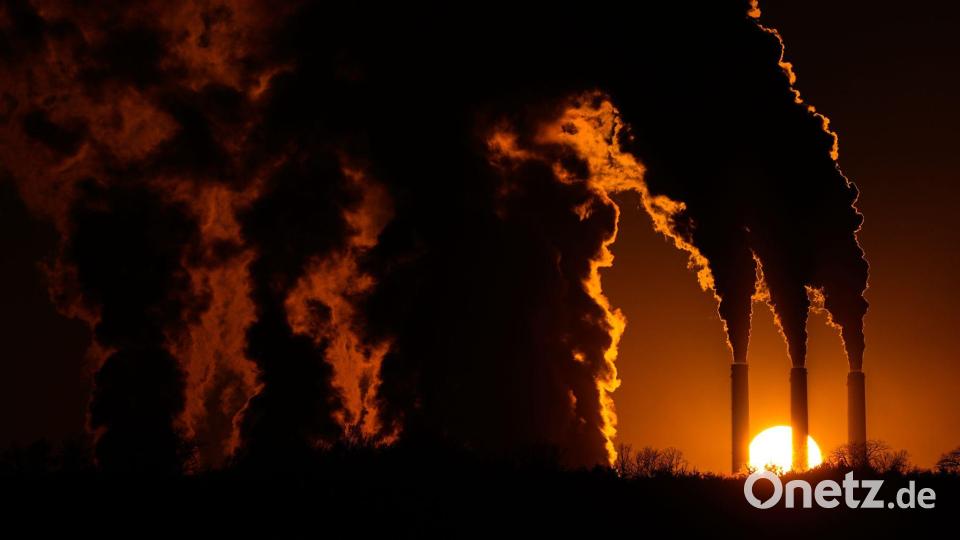 Das Jeffrey Energy Center Kohlekraftwerk ist bei Sonnenuntergang in der Nähe von Emmett in den USA in Betrieb. Bild: Charlie Riedel/AP/dpa