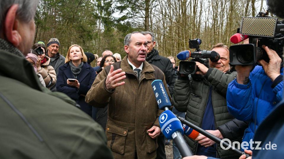 Hubert Aiwanger spricht mit Journalisten und Bürgern im Altöttinger Forst über die Windparkpläne. (Archivbild) Bild: Armin Weigel/dpa