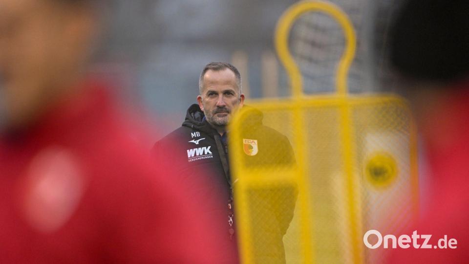 Manuel Baum hat beim FC Augsburg alles im Blick. (Archivbild) Bild: Peter Kneffel/dpa