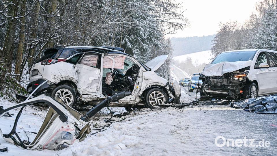 Tragischer Unfall im Landkreis Dingolfing-Landau: Zwei Männer sterben, einer wird schwer verletzt. Bild: Jason Tschepljakow/dpa
