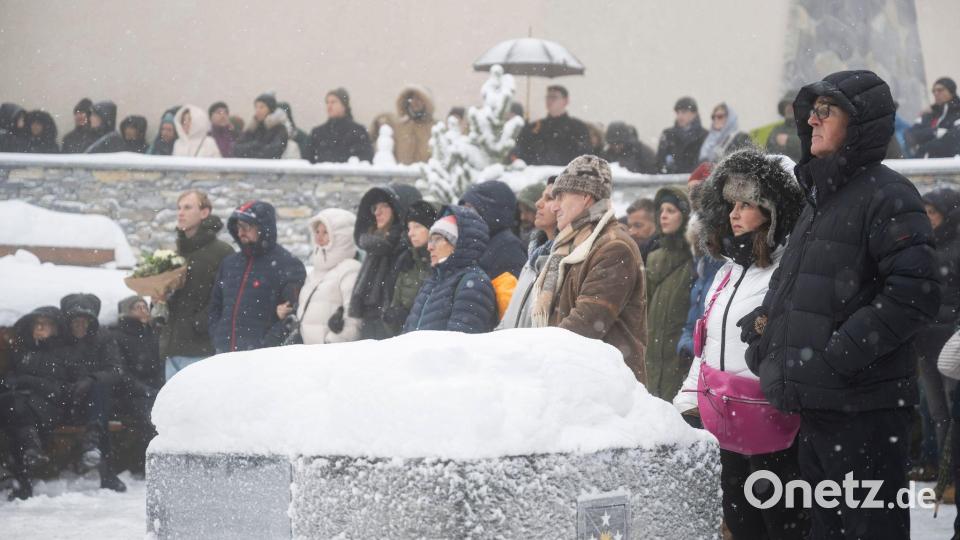 Bei der Trauerfeier für die Opfer des Infernos von Crans-Montana ruhte in der Schweiz für Minuten das öffentliche Leben. Bild: Alessandro Della Valle/KEYSTONE/dpa