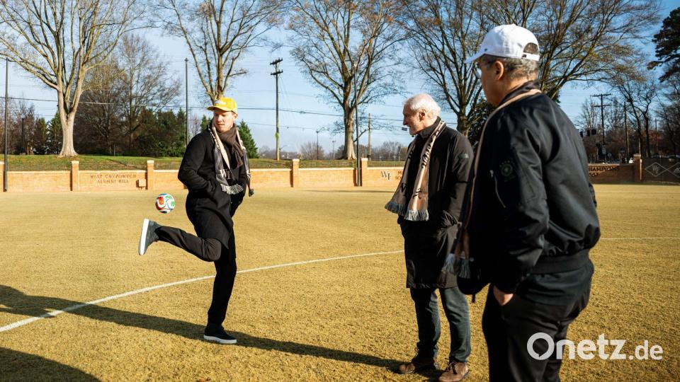 Julian Nagelsmann (l) kickt mit einem kleinen WM-Ball im WM-Quartier der Nationalmannschaft. Bild: -/Wake Forest Athletics/DFB/dpa