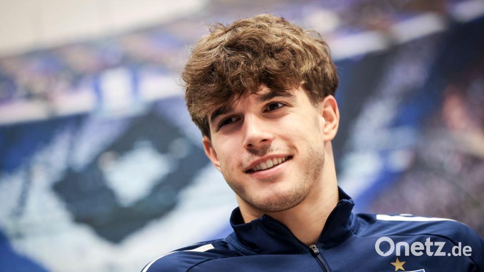 Fans hoffen auf eine weitere Saison im HSV-Trikot für den ausgeliehenen Abwehrspieler Luka Vuskovic. Bild: Christian Charisius/dpa