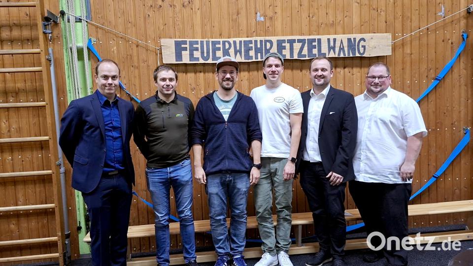 So sehen Sieger aus! Nach siebeneinhalb Stunden Poker um 2.46 Uhr nachts. Von links: Turnierleiter Florian Hollederer, Thomas Flierl (Oberklausen, Platz 3), Thomas Kahabka (Eschenbach, Platz 1), Stefan Pirner (Etzelwang, Platz 2), Turnierleiter Richard Pilhofer und Benjamin Rischkau. Bild: csk