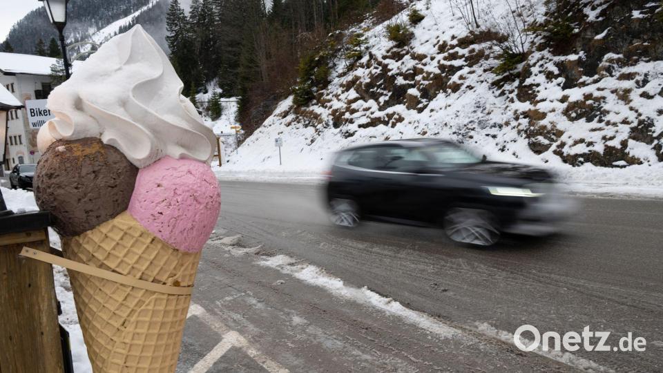 Schnee auf den Straßen - Eis am Wegesrand. Bild: Peter Kneffel/dpa