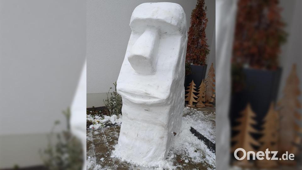 Eine "Dum Dum Moai"-Statue, angelehnt an die bekannten Steinskulpturen der Osterinsel, dient als Türwächter aus Schnee. Bild: Peter Kick