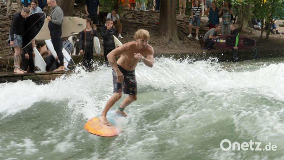 Die Eisbachwelle ist etwas für Könner (Archivfoto) Bild: Michael Faulhaber/dpa