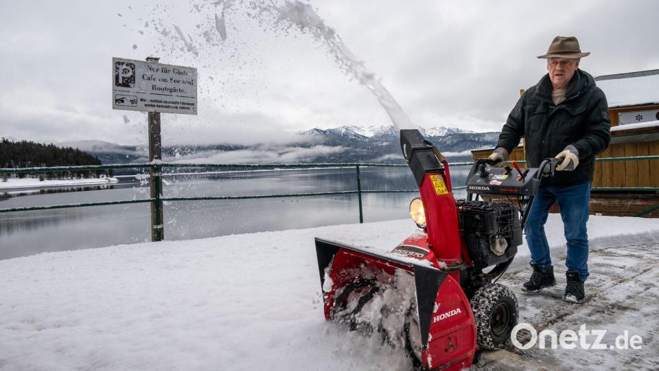 Schneeräumen war angesagt. Bild: Peter Kneffel/dpa