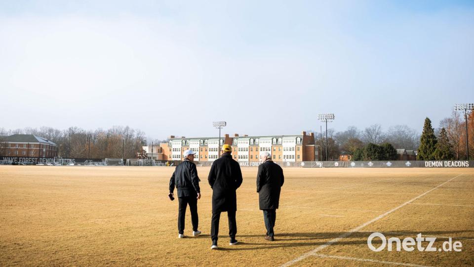 Bundestrainer Julian Nagelsmann (M) und DFB-Sportdirektor Rudi Völler (r) gehen über den Trainingsplatz auf dem Gelände der Privat-Universität Wake Forest. Bild: -/Wake Forest Athletics/DFB/dpa