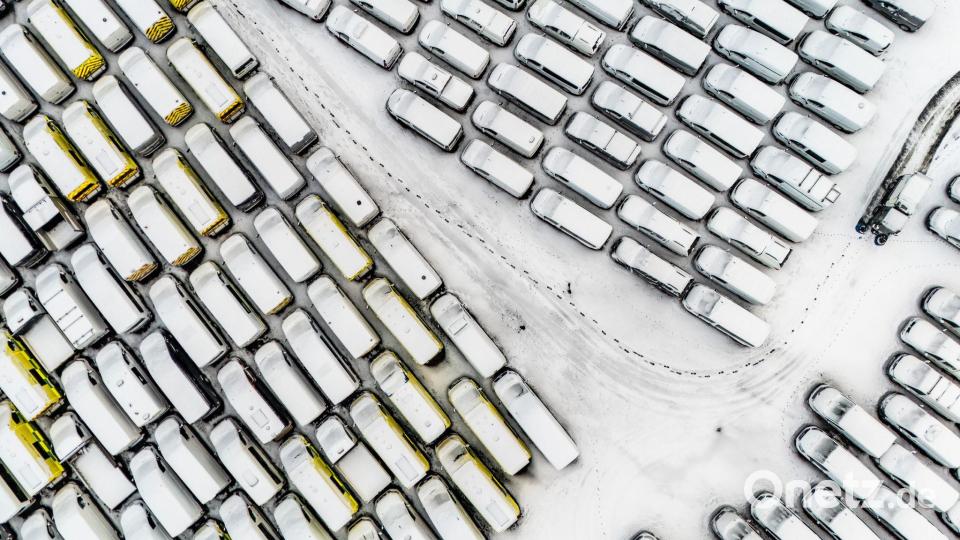 Schneebedeckte Fahrzeuge sind in Dowlais geparkt. Bild: Ben Birchall/PA Wire/dpa