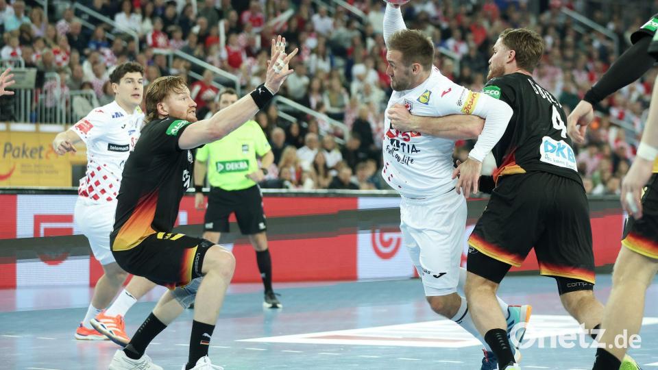 Auf seine Vorderleute Tom Kiesler (l) und Johannes Golla konnte sich David Späth verlassen. Bild: Goran Stanzl/PIXSELL/dpa