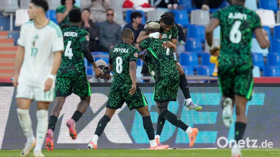 Victor Osimhen jubelt gemeinsam mit seinen Mitspielern nach seinem Tor zum 0:1. Bild: Themba Hadebe/AP/dpa