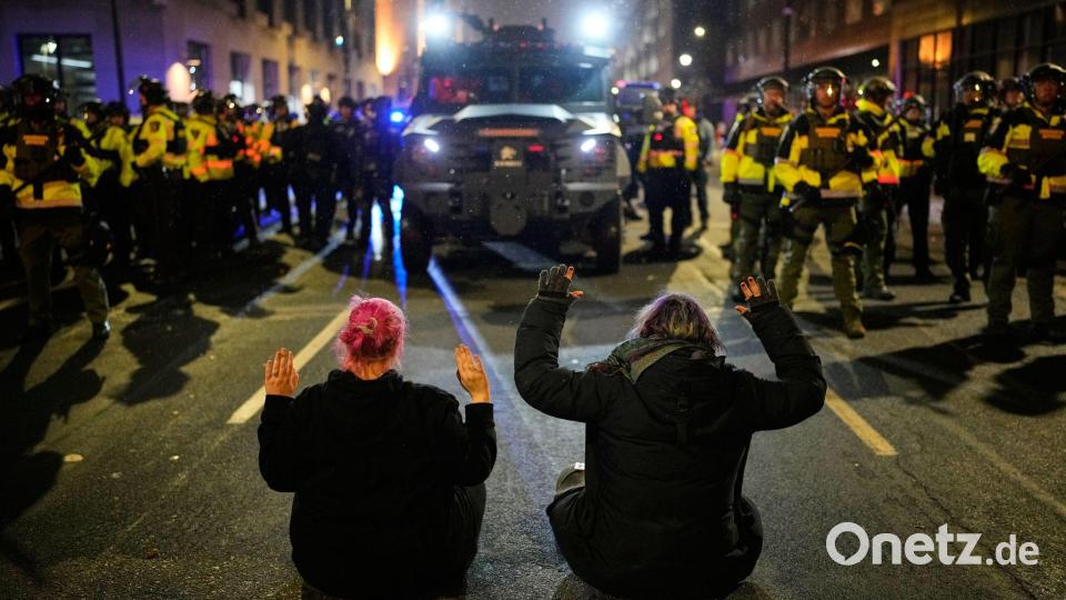 Protest gegen Einwanderungsbehörden: Demonstrierende mit erhobenen Händen auf einer Straße in Minneapolis Bild: John Locher/AP/dpa