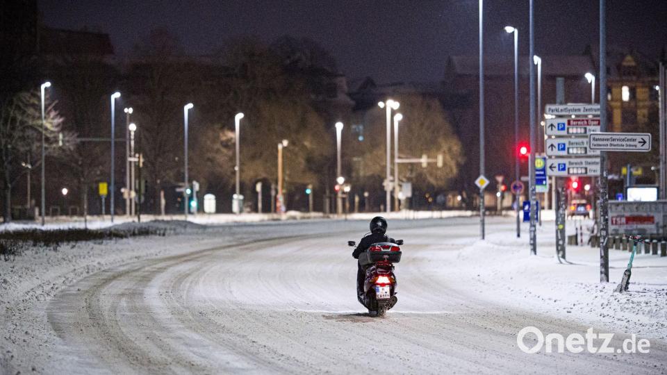 Motorroller kämpft sich am frühen Morgen durch Schnee im Stadtzentrum in Hannover Bild: Moritz Frankenberg/dpa