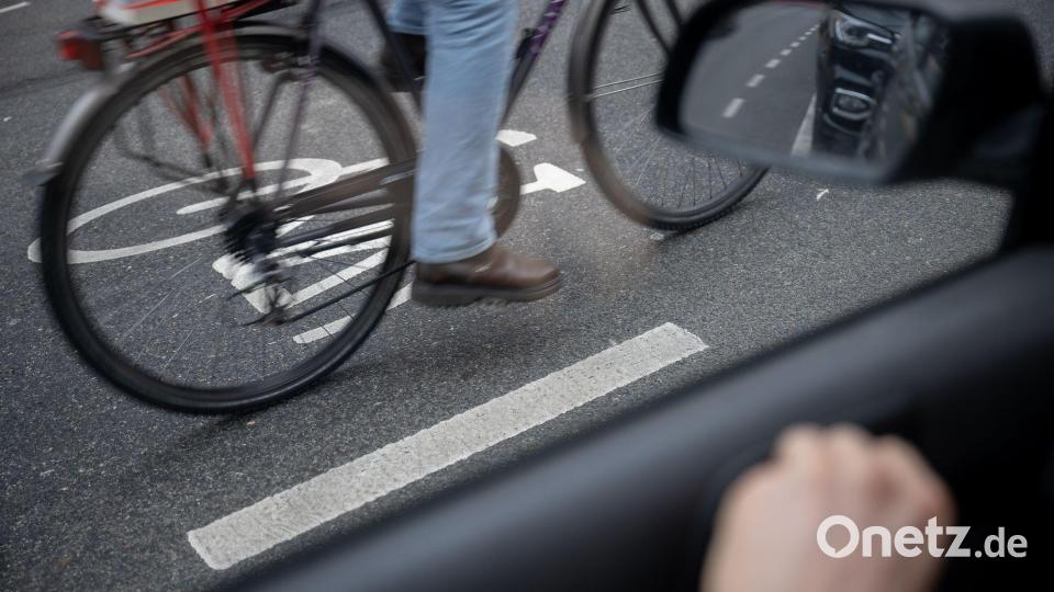 Die Gefahr durch Dooringunfälle wird in der Regel unterschätzt. (Archivfoto) Bild: Sebastian Gollnow/dpa