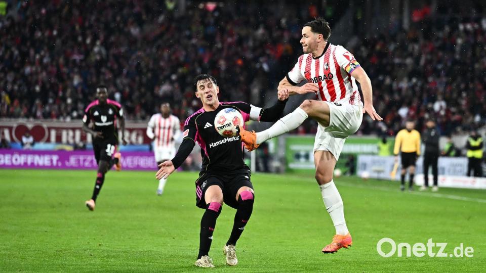 Lieferten sich ein enges Duell: Freiburgs Christian Günter und Nicolas Capaldo vom HSV Bild: Silas Stein/dpa