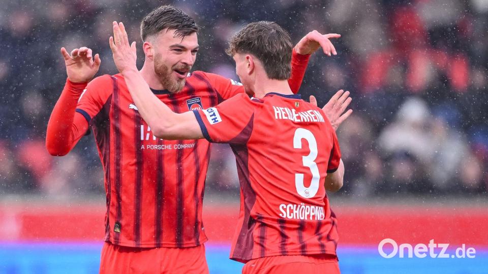 Julian Niehues (l)  und Jan Schöppner (r) feiern den zweiten Heidenheimer Treffer. Bild: Harry Langer/dpa