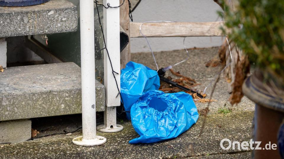 Das Landeskriminalamt ermittelt nun, ob die Polizeischüsse rechtmäßig waren. Beamten sicherten dazu Spuren in dem Haus. Bild: Daniel Karmann/dpa