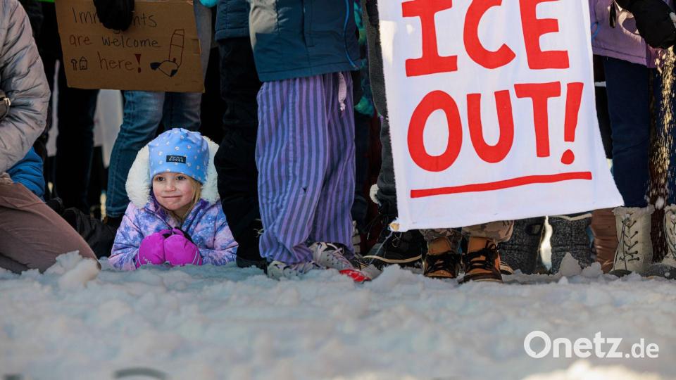 Menschen protestieren gegen die Präsenz der US-Einwanderungsbehörde ICE. Bild: Kerem Yücel/Minnesota Public Radio/AP/dpa