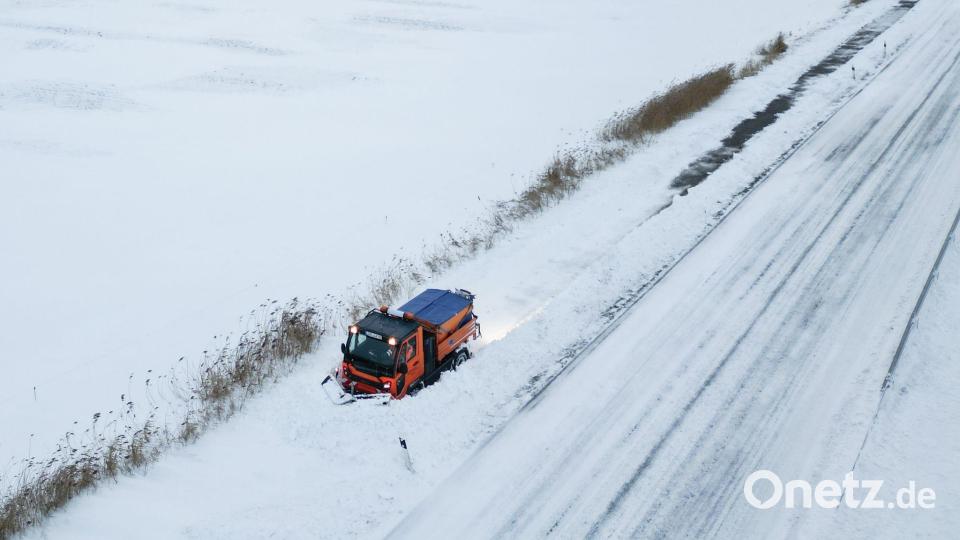 Schneepflug kämpft gegen Verwehungen auf Gehweg bei Bingum Bild: Lars Penning/dpa