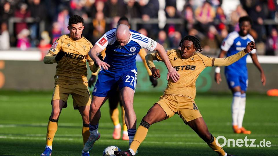 Josh Kay (M) von Macclesfield Town setzt sich gegen die Abwehr von Crystal Palace durch. Bild: Martin Rickett/PA/AP/dpa