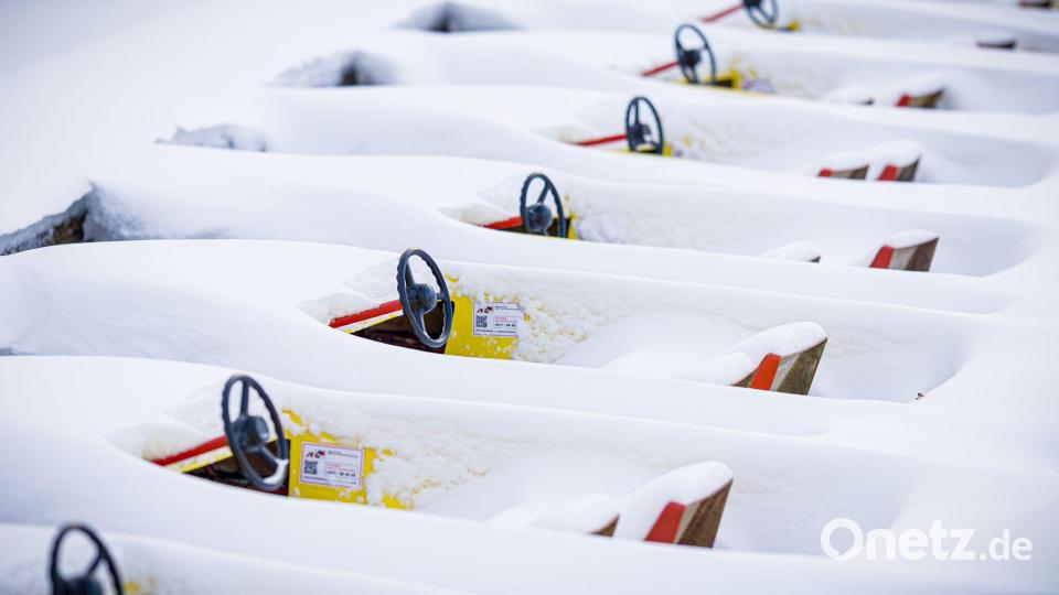Verschneite Tretboote liegen im zugefrorenen Maschsee Bild: Moritz Frankenberg/dpa