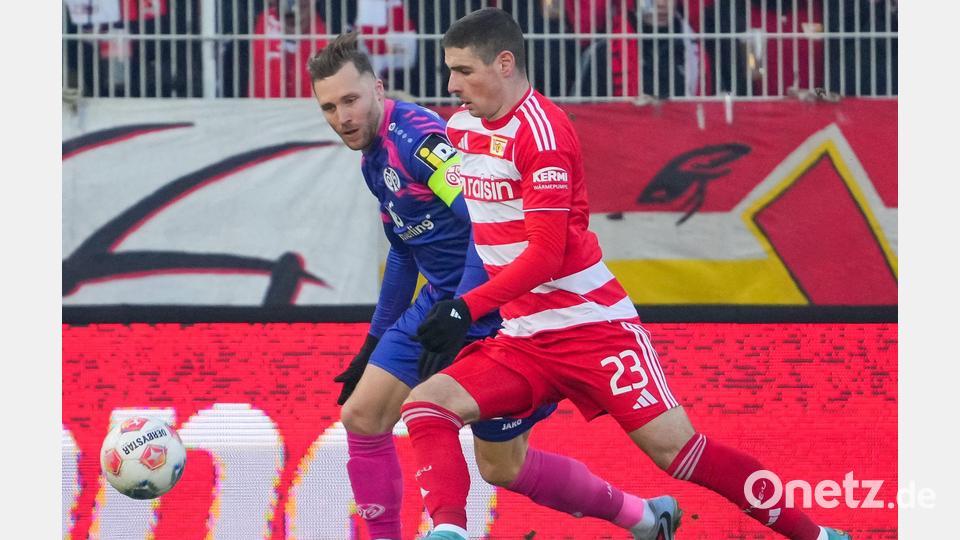 Silvan Widmer (l.) und Andrej Ilic (r.) kämpfen um den Ball. Bild: Soeren Stache/dpa