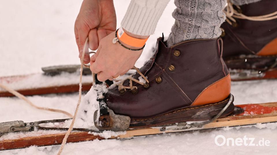Historische Holzski ohne Plastikbelag, Lederschuhe und Seilzugbindung sind Pflicht. Bild: Uwe Lein/dpa