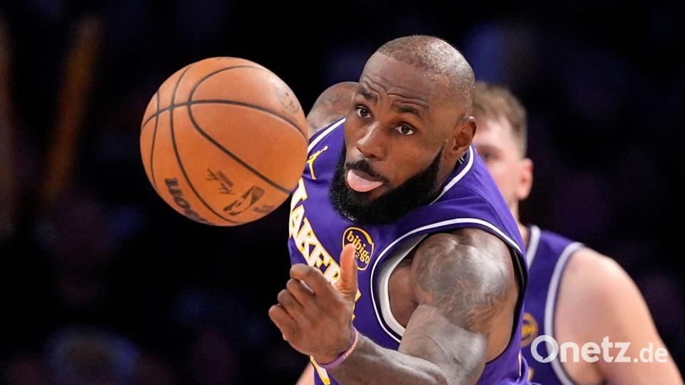 LeBron greift zu: Lakers-Star dominiert Rebound gegen die Bucks Bild: Mark J. Terrill/AP/dpa