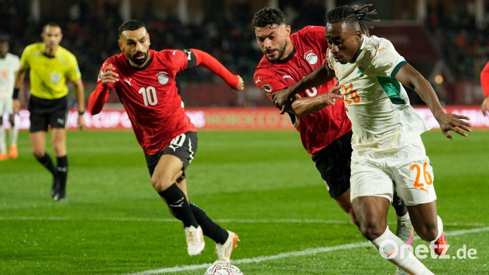 Mo Salah (l) kann nicht nur Tore schießen, sondern hilft auch hinten mit. Bild: Mosa'ab Elshamy/AP/dpa