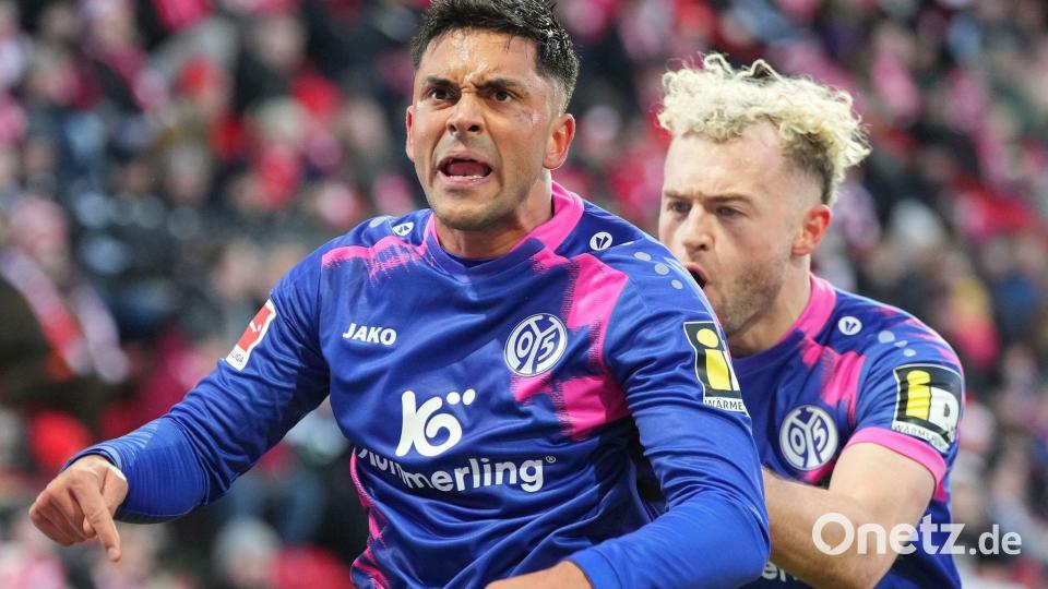 Nadiem Amiri (l.) und Benedict Hollerbach (r.) bejubeln den Mainzer Führungstreffer. Bild: Soeren Stache/dpa