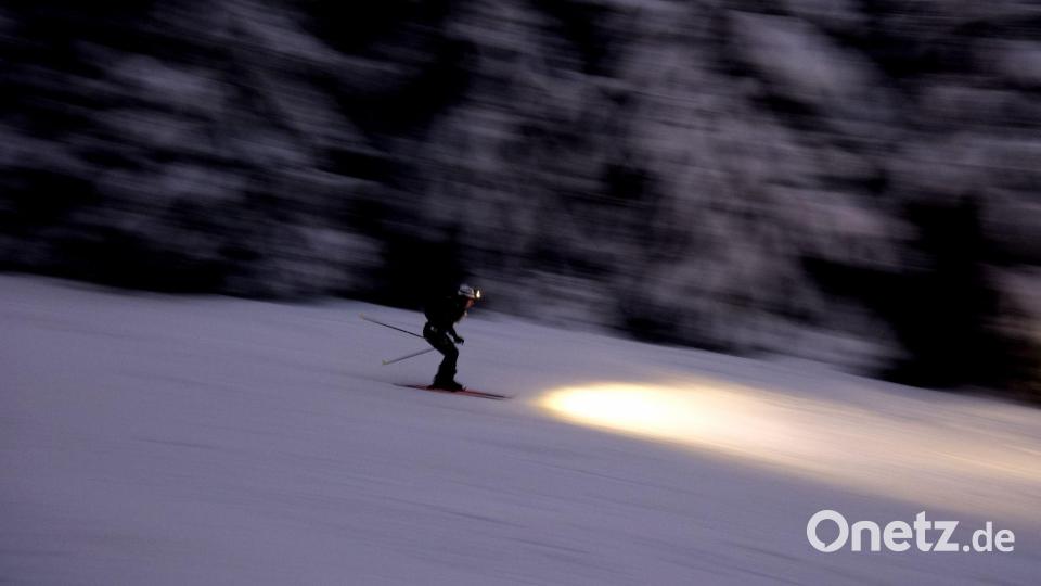 Mit Fernlicht den Hang hinunter. Bild: Sebastian Willnow/dpa