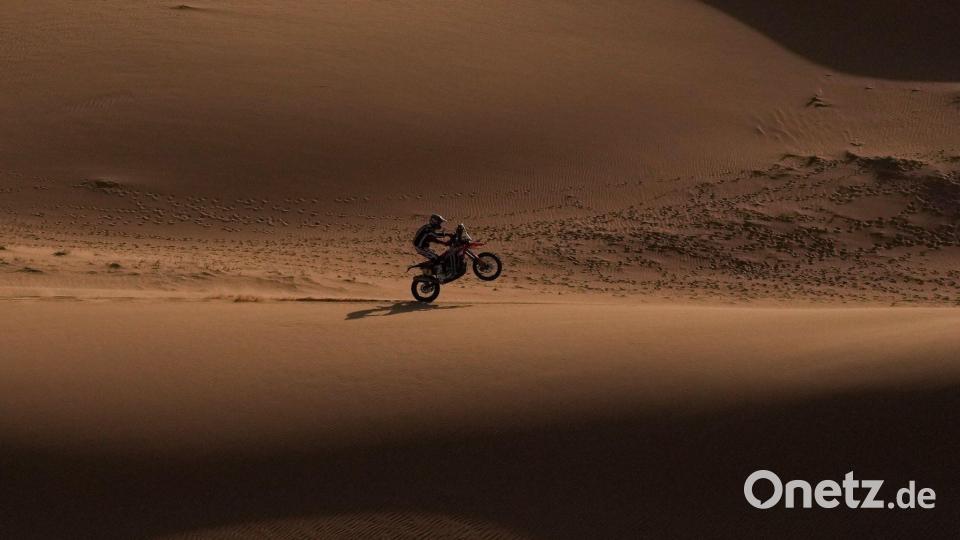 Der US-Fahrer Ricky Brabec tritt auf der sechsten Etappe der Rallye Dakar zwischen Hail und Riad an. Bild: Thibault Camus/AP/dpa