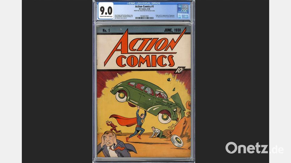 Das Comic-Heft zeigt auf dem Cover Superman in Spandexhosen mit einem roten Cape. Bild: Andrew Wilson/Metropolis Collectibles Inc/AP/dpa