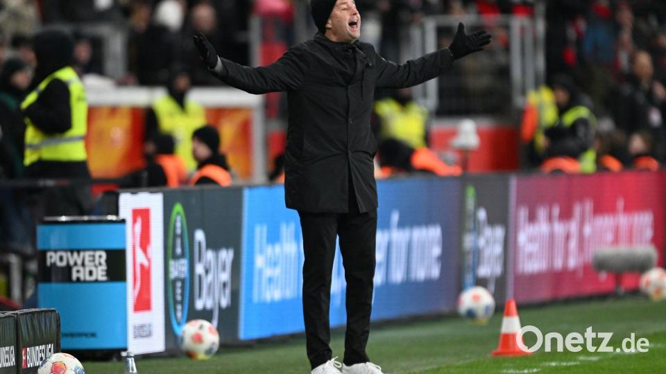 Leverkusens Trainer Kasper Hjulmand traute seinen Augen nicht. Bild: Federico Gambarini/dpa