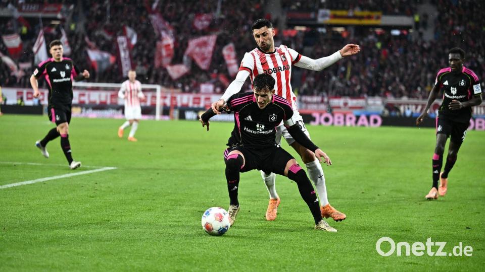 Hamburgs Nicolas Capaldo im Zweikampf mit Vincenzo Grifo. Bild: Silas Stein/dpa