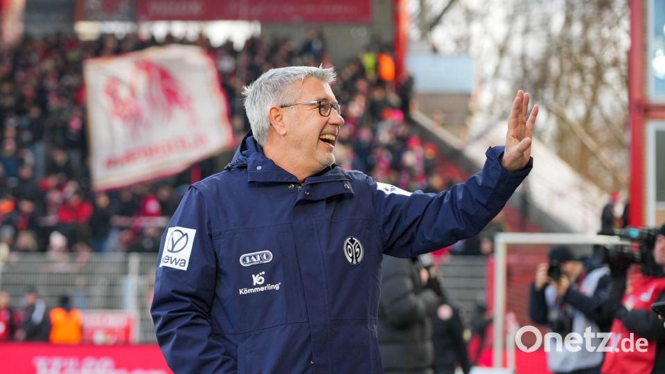 Mainz-Trainer Urs Fischer winkt bei seiner Rückkehr nach Berlin ins Publikum. Bild: Soeren Stache/dpa
