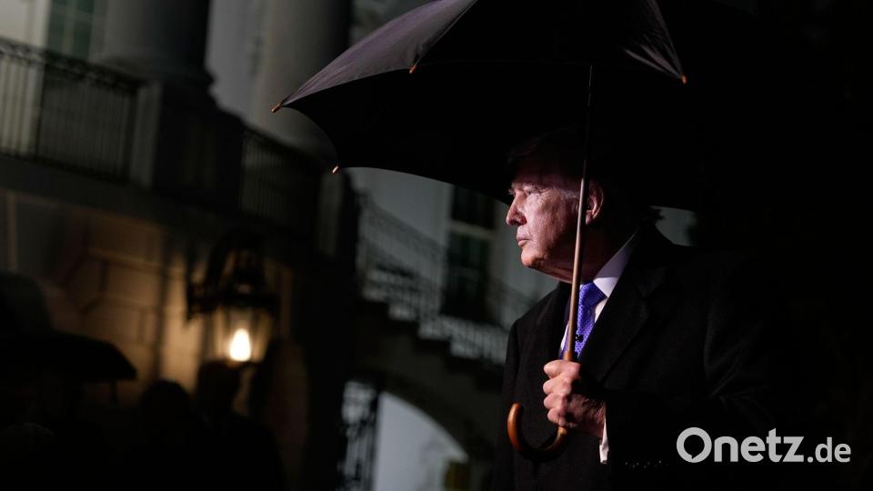 US-Präsident Donald Trump spricht mit Reportern, bevor er mit Marine One vom Südrasen des Weißen Hauses abfliegt. Bild: Alex Brandon/AP/dpa