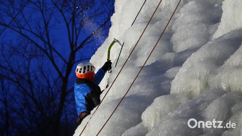 Klettern in der Eiswand. Bild: Petr David Josek/AP/dpa